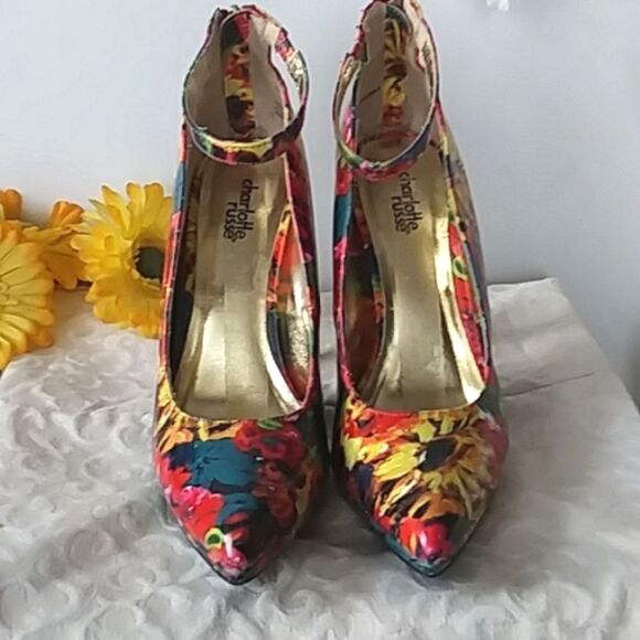 When Your Shoes POP! Vibrant Strap Stiletto Heels Metallic Gold Size 7 - Picture 5 of 14